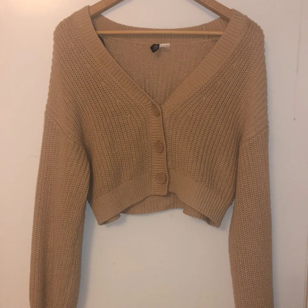 Beige kofta från H&M divided Finns tecken på användning men inga fläckar Jätte fin till sommaren men har tyvärr inte kommit till användning. Neuletakit & Villapaidat.