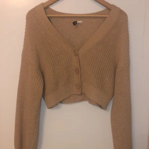 Beige kofta - Beige kofta från H&M divided Finns tecken på användning men inga fläckar Jätte fin till sommaren men har tyvärr inte kommit till användning