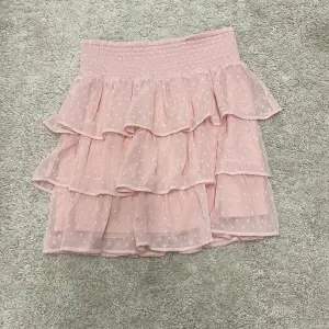 Säljer nu denna jättefina ljusrosa kjol från lindex barnavdelning💕 den är i storlek 146/152 men skulle säga att det är mer än xs-s då den är rätt stor i storleken!🥰