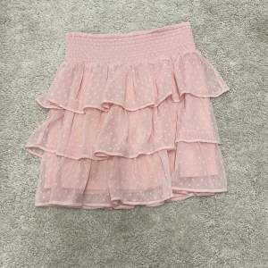 Säljer nu denna jättefina ljusrosa kjol från lindex barnavdelning💕 den är i storlek 146/152 men skulle säga att det är mer än xs-s då den är rätt stor i storleken!🥰