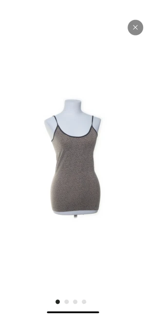 Y2k linne - Ett linne som är ganska långt med leopard mönster. Justerbara band. Möts helst upp