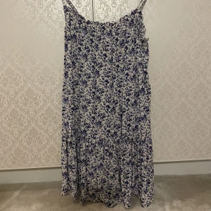 Klänning  - Klänning med blommor på! Så fin! Säljs i befintligt skick ❤️