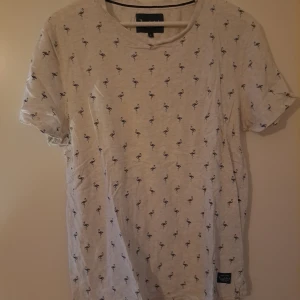 Bondelid T-shirt  - Grå T-shirt från Bondelid med blåa flamingos, stl L 