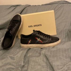 Axel arigato clean 90  - Säljer mina Axel arigato skor för dem inte kommer til användning. Dem är i helt okej skick finns mycket kvar att ge. Nypris ligger på 2000. Dustbag och box medföljer.