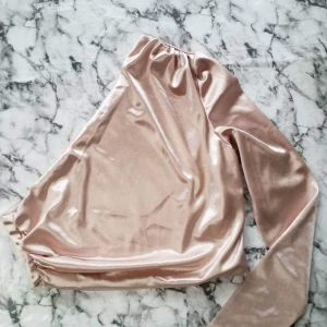 Kort magtröja  - Kort magtröja super snygg har använt 1 gång.