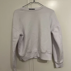 Vit tjocktröja - Man känner av att den är tvättat  Använd några gånger  -bra skick 