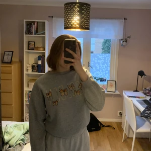 Sweatshirt - Jättefin och skön sweatshirt med texten ”golden” på. Använd ett fåtal gånger och bra skick! Skriv för mer bilder/info💗 använd inte köp nu
