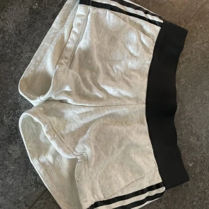 Adidas - Mjukis shorts från adidas nyskick
