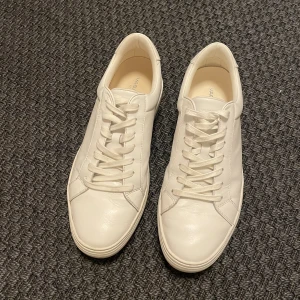 Vita sneakers  - Sneakers från vagabond, använda 1 gång! Nypris 1300kr 