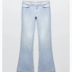 Lågmidjade bootcut jeans från Zara - Jättesnygga zara jeans som knappt är använda 🤩Är 165 men de är lite för långa för mig 💕Originalpris 400 kr