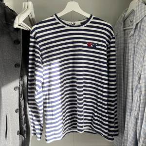 CdG play t-shirt - CdG play t-shirt som bara har använts ett fåtal gånger. Inga fläckar eller något som tyder på användning. Köpt från NK Stockholm. Tar inga bud under 700kr. Köp nu pris 1100kr