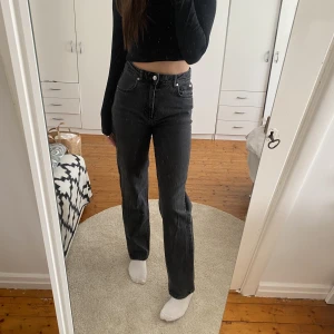 Bikbok jeans  - High waist jeans från Bikbok. Sitter perfekt i längden för mig (172) men är tyvärr för stora i midjan. Använda men inga märken. Waist 27 lenght 32. Nypris 600 mitt pris 100. Köparen står för frakten💗