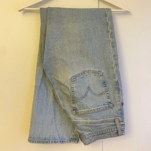 Levi’s Ribcage Straight Jeans - Ett par klassiska men superfina Levis jeans i modellen Ribcage Straight🤩 Är i fint skick men säljer då de är för stora på mig. Storlek W27/L29.  Pris kan diskuteras!! Skriv privat för mer bilder! 🙌🏼