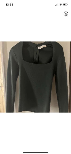 Zara topp - Säljer denna topp då den inte riktigt passar mig. Helt i nyskick då jag endast testat den. (Pris kan diskuteras) Köp inte direkt!💗
