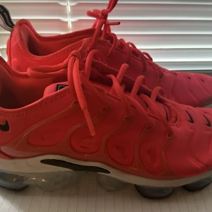 Nike Air VaporMax Plus 42 - Nike skor till salu, knappt använda därför säljs dem.  Köpta från Väla hos Athletes foot, tyvärr inget kvittot eftersom jag trodde jag skulle gilla dem o använda dem över en längre tid.   Om de finns några frågor så fråga på. 