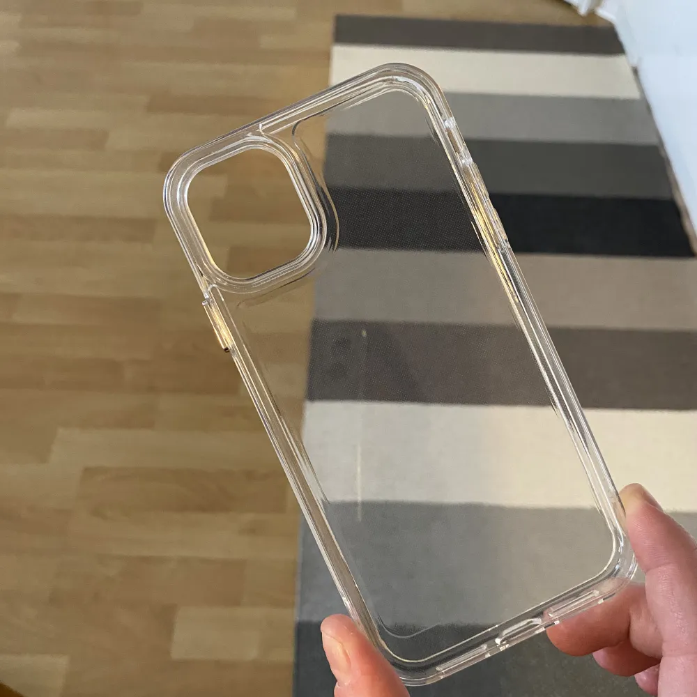 Ett genomskinligt skal till iPhone 11. Helt nytt. Mellanhårt skal, mest hårt runt kanterna och mjukare på den stora ytan. Nypris runt 300kr. Säljer för 50kr.. Accessoarer.