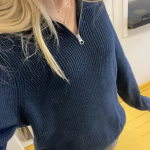 Zara kofta  - Jätte fin mörkblå kofta från zara med dragkedja nästan helt oanvänd