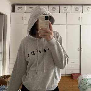 Friends hoodie  - En grå hoodie från hm. Står friends på bröstet från tv programmet. Har tyvärr blivit för liten men vart en favorit. Köparen står för frakten💗