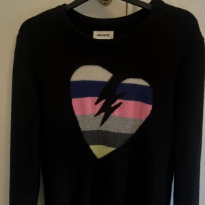 Zadig Kashmir  - Säljer denna fina Kashmir då den inte kommer till användning. Väldigt bra skick då jag bara använt den 2 gånger. Original pris 1300 ❤️❤️