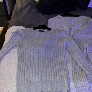 4 Gant Stickade tröjor. - 1 grå Turtleneck. 2 Crewneck, 1 blå crew neck. Storlek S men passar mindre M. Vid snabb affär kan jag gå ner till 1000kr:) 