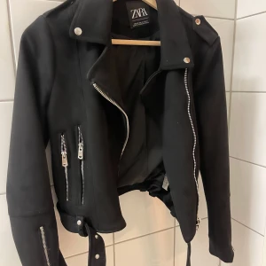 JACKA FRÅN ZARA - Snygg jacka från zara i storlek XS. Mjukt mocca liknande material. Bälte på magen (liknande som på sista bilden som är lånad från Zaras hemsida) 💕💕