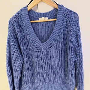 Blå stickad tröja - Bra skick, har använt några gånger 