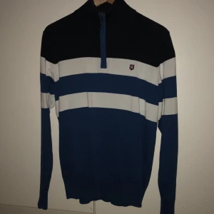 Tommy Hilfiger Långtröja - Tommy Hilfiger långtröja, använd men i fint/användbart skick. Storlek S. Möter bara upp i Stockholm. Postar ej.