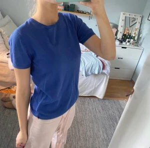 Soft goat liknande tröja - Vid snabb affär: 150 Säljer min fina stickade topp! Den är från något italienskt märke och har liknande material som den från soft goat ! Fin blå färg i storlek L men sitter exakt som en S/xs 