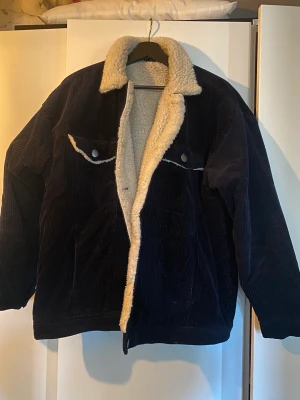 Manchester teddyjacka - Superfin manchesterjacka med foder från Monki. Bra skick då den inte använts supermycket. 