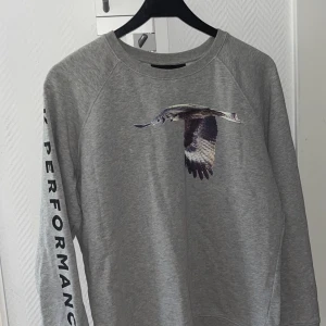 Peak performance sweatshirt  - 45 cm bredd, 70 cm höjd  Bara använd några gånger, kvalitativt material