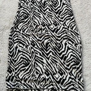 Klänning  - Klänning är villigt fin och i ett bra skick 