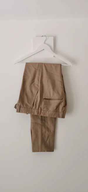 Kostymbyxor  - Kostymbyxor nästan aldrig använda, skickas pressade och tvättade. 