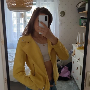 Guld mocka jacka  - Enkel cool outfit med den här jackan. Nytt skick och underbart finn till våren och sommaren. 