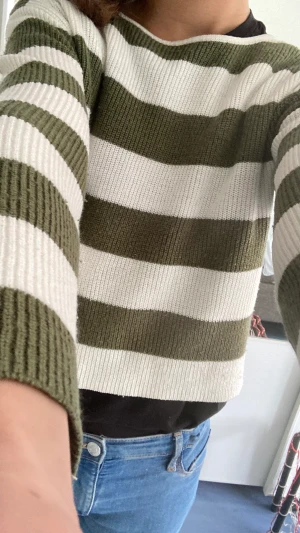 Randig tröja! - Säljer randig tröja som är stickad för 40kr😊