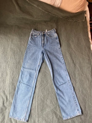 Jeans från Weekday - Rowe 34’ - Modell Rowe längd 34’ strl 27