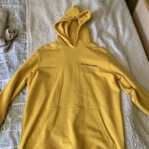 Calvin Klein gul hoodie  - Mycket bra skick. Skön på lite kallare sommardagar 