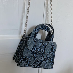 Axelremsväska  - Superfin mönstrad väska från Zara! Nästan helt oanvänd och i väldigt bra skick!💙