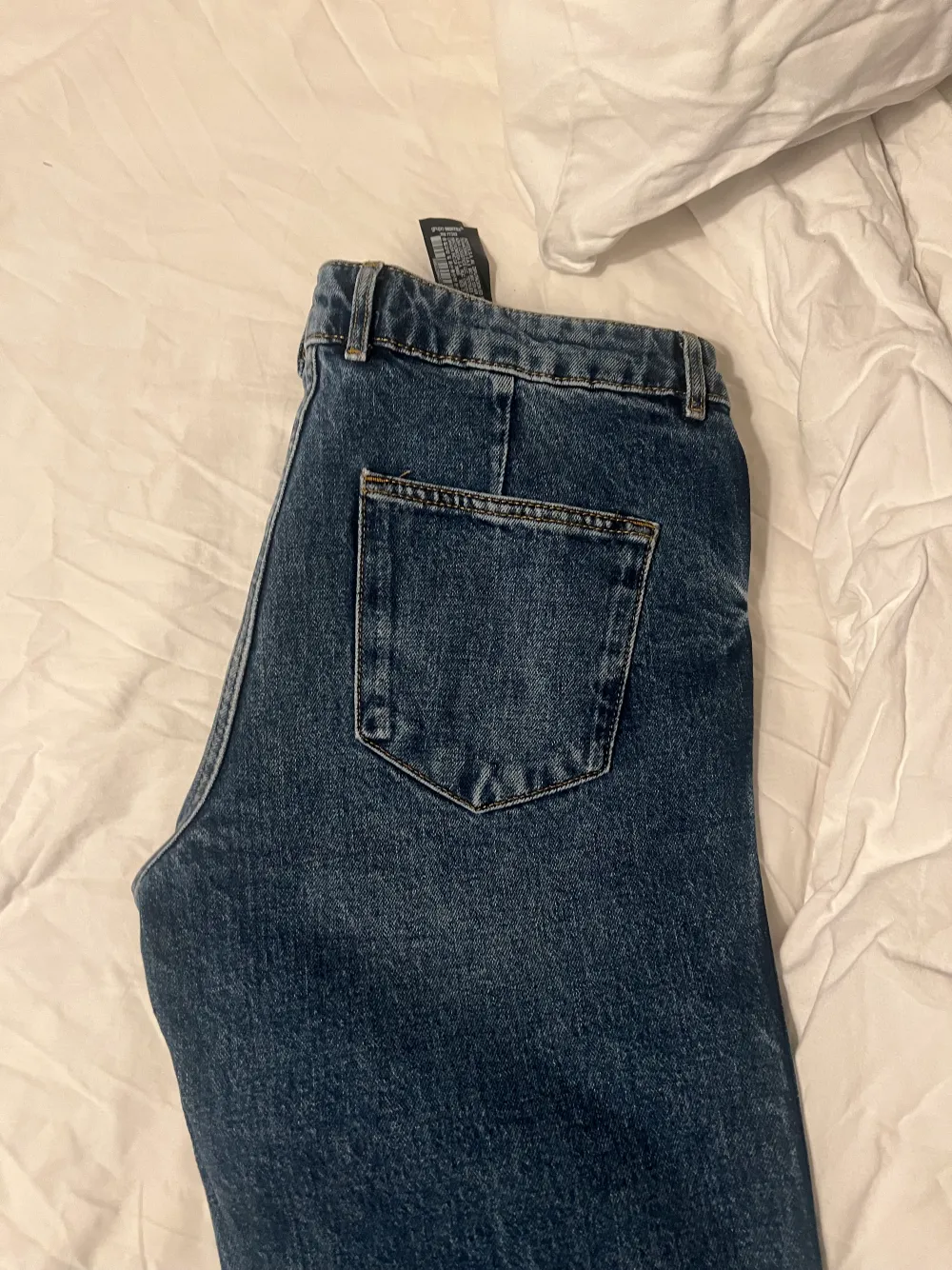 Blåa jeans från zara som aldrig är använda. Raka i modellen . Jeans & Byxor.