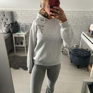 säljer denna as snygga hoodie som är helt oanvänd i storlek 146/ 152 men sitter som xs/s🤍🤍 🤍🤍På baksidan står det Ma Cherie och hoodien kommer ifrån gina tricot och är slutsåld🤍