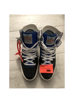 Off White Black/Blue Leather and Canvas Off-court 3.0 High  - Selling my, almost never worn, Off White sneakers. Still have the shoebox and the other tags :) 