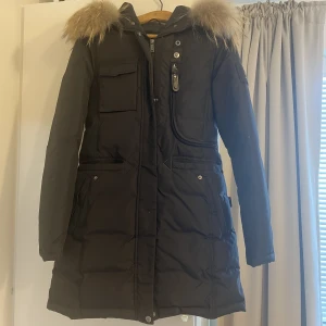 Hollies Livigno Long jacka - Hollies Livigno long vinterjacka. Använd endast ca 3-4 ggr. Stl 36. Nypris cirka 5000 kr. Först till kvarn, ingen budgivning. Hör av dig för fler bilder🌸