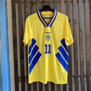 Brolin VM-94 - Sveriges hemmaställ i VM-94 med Brolin 11 på ryggen! Helt oanvänd. Storlek: M. Pris: 499kr