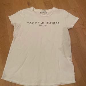 Tommy Hilfiger T-shirt i 152 men funkar som en xs