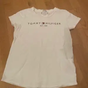 Tommy Hilfiger T-shirt i 152 men funkar som en xs