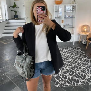 Oversized kavaj - Säljer min oversized kavaj från Kappahl. Kavajen är i storlek 40 så den sitter lagom oversized på en S eller M. Nyskick 💘