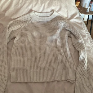 Vit tröja  - En vit stickad tröja, jätte fin på självet på grund av att jag inte använder den💕