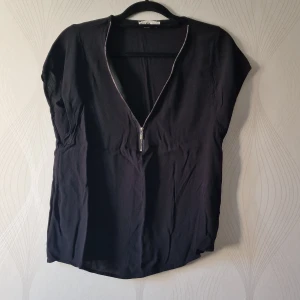 Top - Vintage svart top med kedja