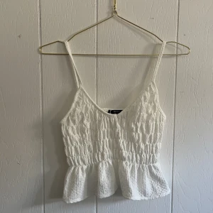 Vit sommar topp - Nytt skick - aldrig använd  Liten i storleken. Storleken är M men jag rekommenderar den till någon som har storlek S 