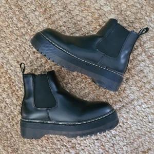 Boots - Ankel boots i svart skinn och resår. Sparsamt använda. Passar året om till härliga outfits.