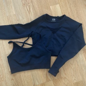 AYBL träningströja och sporttopp  - Svart träningströja och sporttopp i storlek S på båda delarna från märket AYBL. Som nytt ✨ säljs tillsammans.